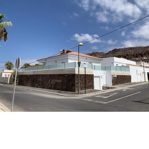 Luxurious 5* VILLA - 300M2 - private HEATED pool - garage - WiFi