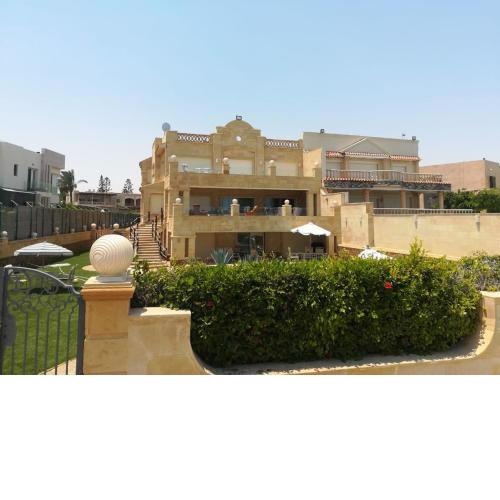 Luxurious 8 master-bedroom villa overlooking large lake Marina 4
