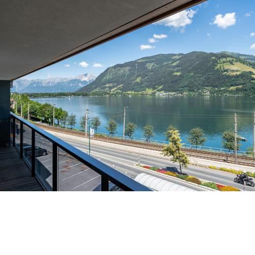 Luxurious apartment in Zell am See with a direct view of the lake.