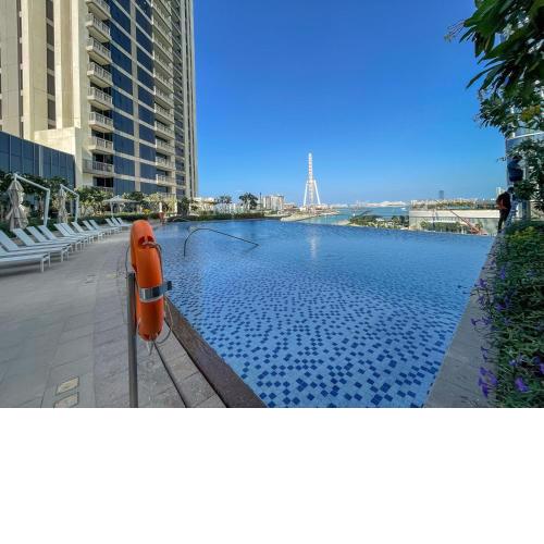 Luxurious Apartments Dubai Marina Views - Pool & Gym by Sojo Stay