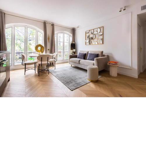 Luxurious & Central 2BD Apart for 4