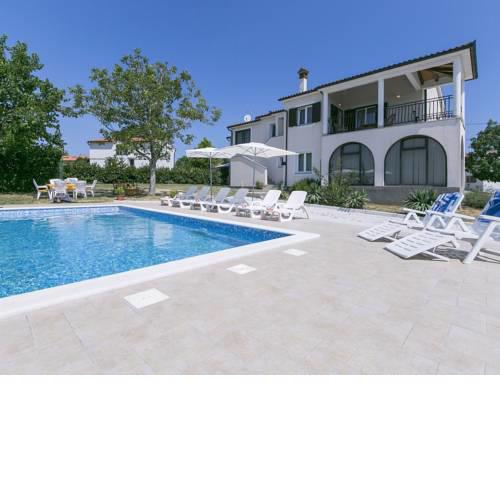 Luxurious Child-friendly Apartment with Pool in Labin