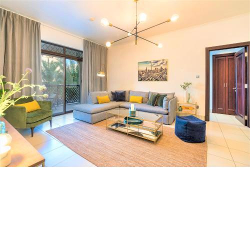 Luxurious Downtown apt. with Burj view and balcony