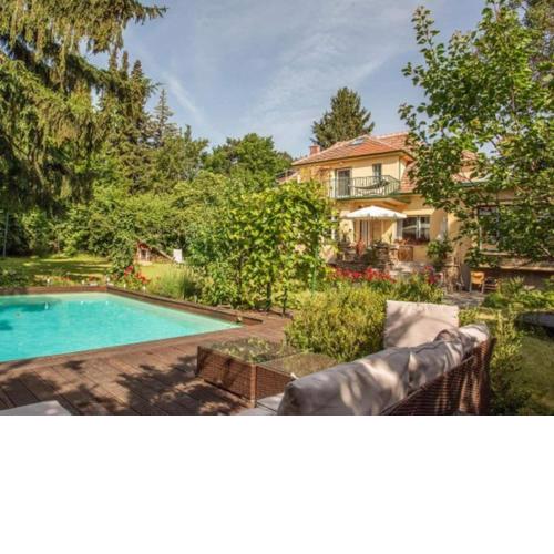 Luxurious Holiday Home in Perchtoldsdorf with Swimming Pool
