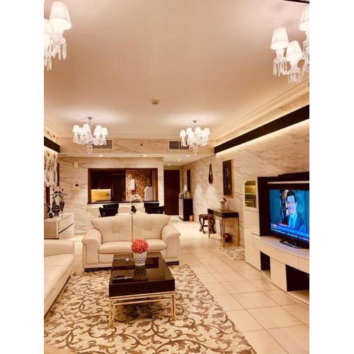 Luxurious Pool View Apt in Downtown Dubai