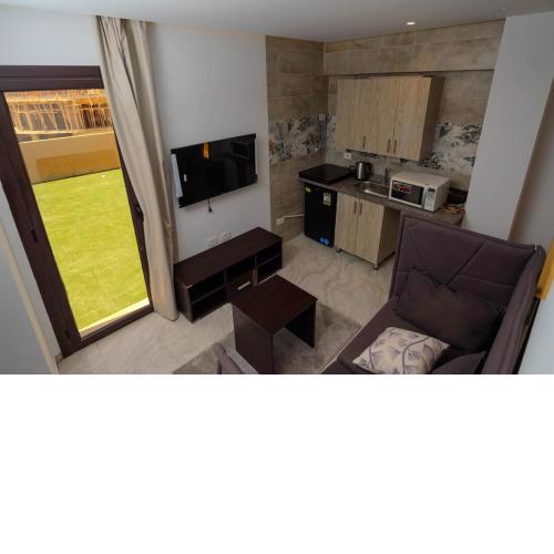 Luxurious Rooftop Studio with Open Views - 25044
