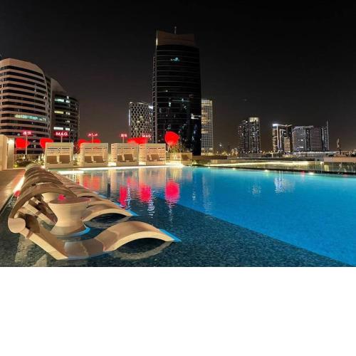 Luxurious Studio , 5 mins from BURJ KHALIFA with Canal view!!