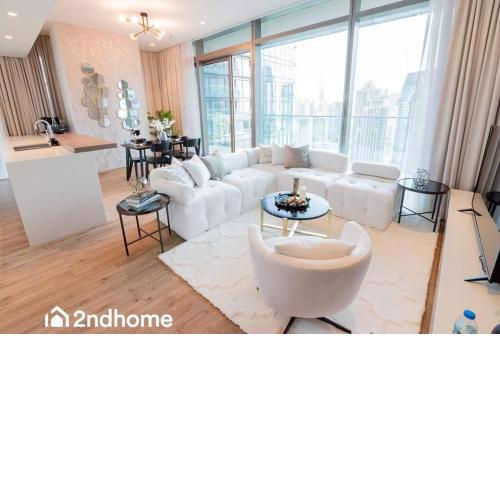 Luxurious Unit with Spectacular Yacht View