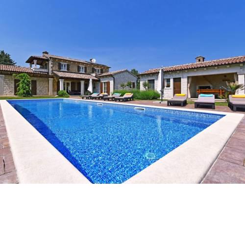 Luxurious Villa in Kringa with Heated Pool