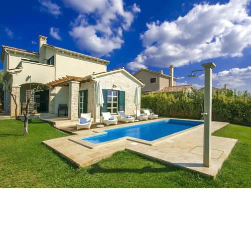 Luxurious Villa in Lasici with Spacious Terrace
