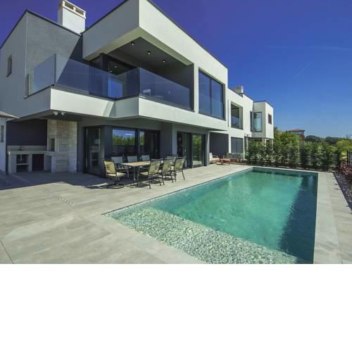 Luxurious Villa in Porec with Jacuzzi