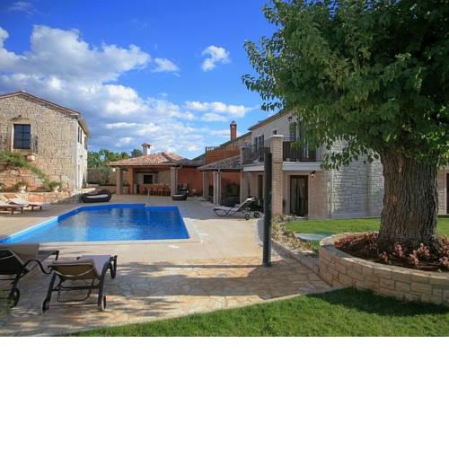 Luxurious Villa in Radetici with Private Pool