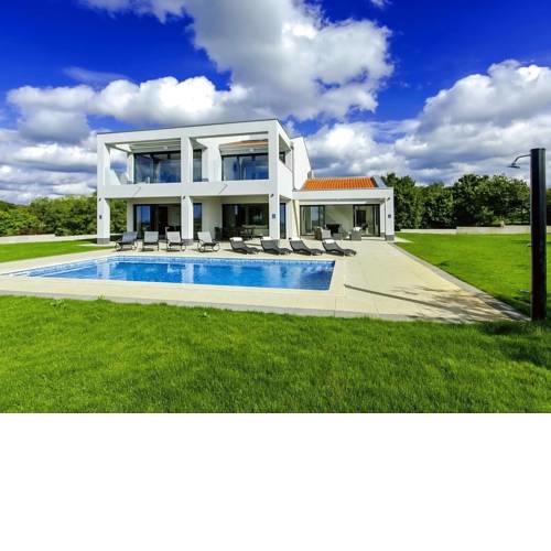 Luxurious Villa in Radetici with Swimming Pool