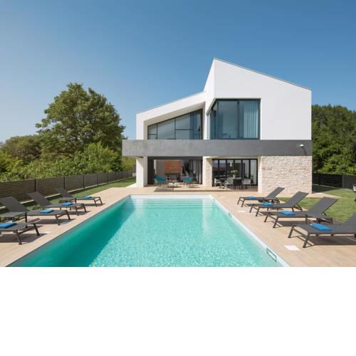 Luxurious villa with pool, covered terrace, trampoline, beach at 2 km