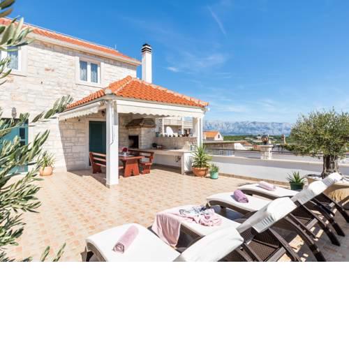 Luxurious Villa with Pool in Selca