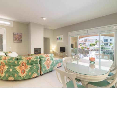 Luxurious Villa with Swimming Pool in Empuriabrava