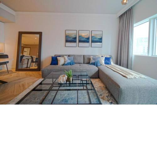 Luxury 1BR in High Rise Tower