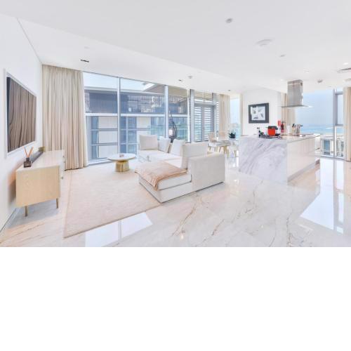 Luxury 2 BR Beachfront Apt with maids room in the heart of Bluewaters Island