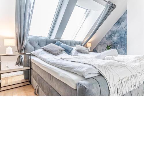 Luxury 2BR and 1LR Apartment with Balcony - 9 min to Center