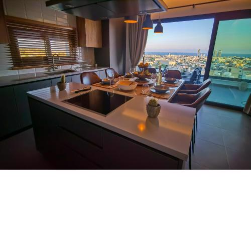 Luxury 2BR with Sea & Sunrice view, free park, Netflix