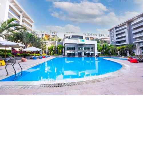 Luxury 3BR Apartment Pool View