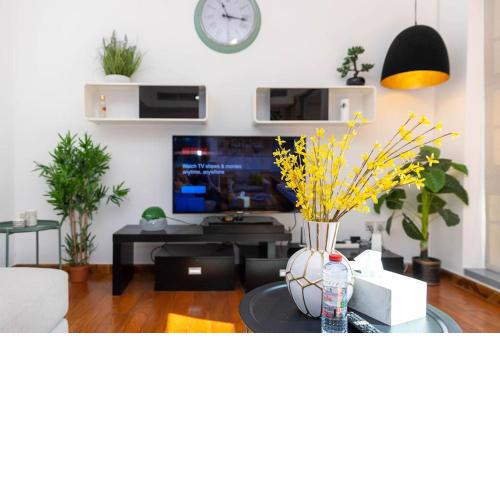 Luxury 3BR in Downtown with Pool, Fitness, Patio
