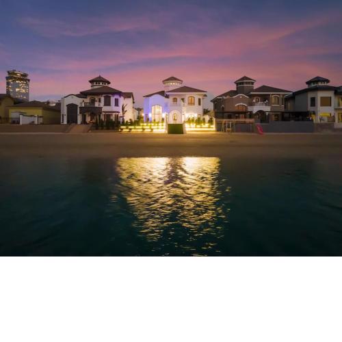 Luxury 4 bedrooms Villa at Palm Jumeirah !