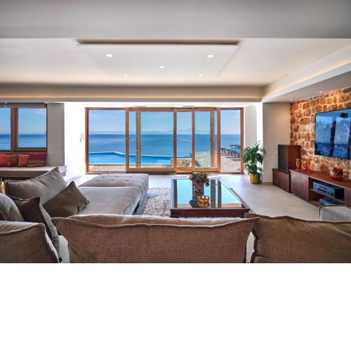 LUXURY 5 BED VILLA ON THE AEGEAN SEA