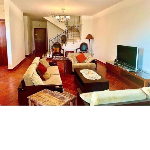 Luxury 5BR Villa with Sea View & Garden in Einbay