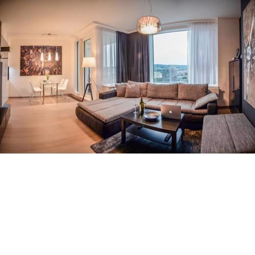 Luxury Apartment - 28th Floor View, Garage Parking & River Promenade