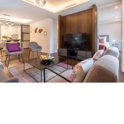 Luxury apartment for 6 with pool and gym