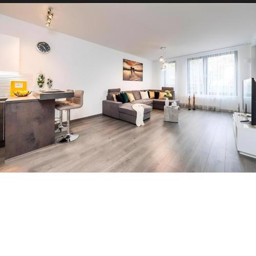 Luxury Apartment w/ River View + Private Parking