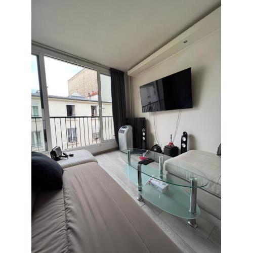 luxury apartment with balcony, 60m from champs Élysées and Arc de Triomphe