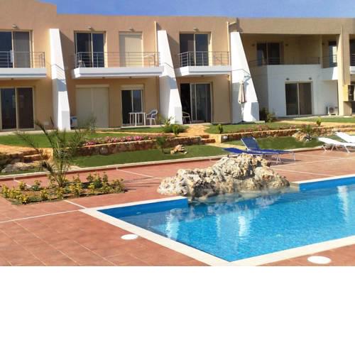 Luxury apartment with pool near beaches, free WiFi