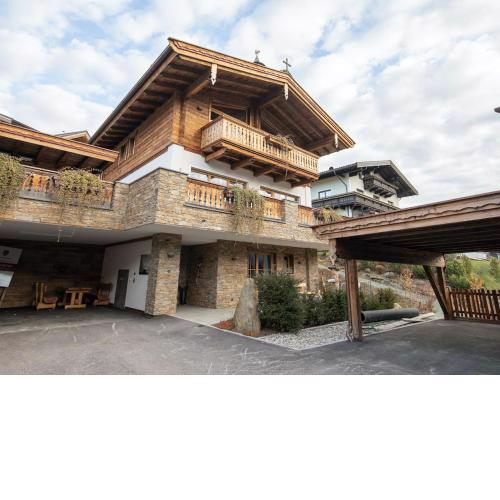 Luxury chalet with four bathrooms, close to a lift