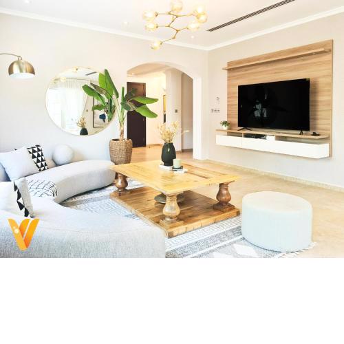 Luxury Contemporary 3 Bedroom Villa at Jumeirah Park District 6