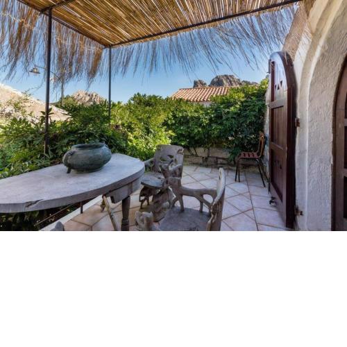 Luxury Cottage a San Pantaleo. Casa Il Glicine