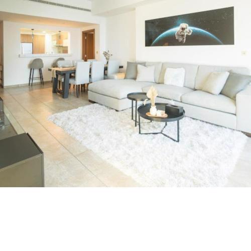 Luxury discounted three bedroom flat in Palm Jumeirah with seaview!