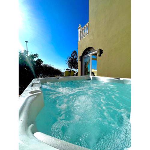 Luxury front line Villa in El Medano with jacuzzi