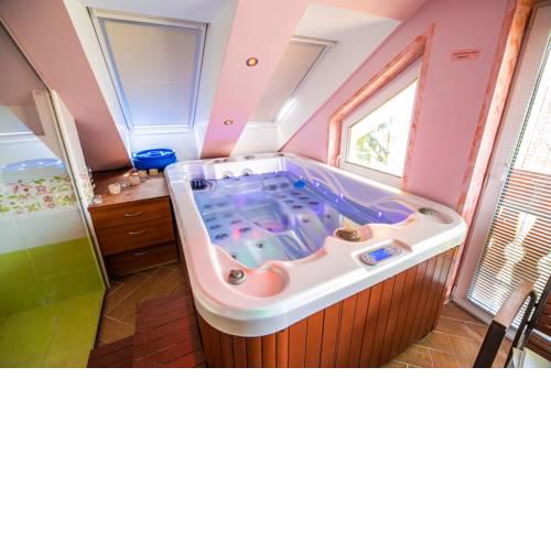 Luxury Holiday Home with Hot tub