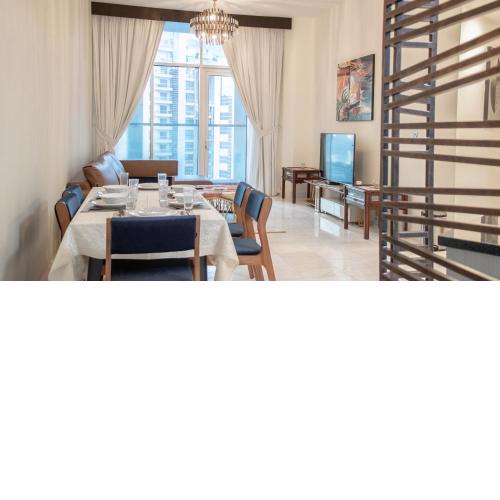 Luxury Living besides Canal View at Bayz by Danube