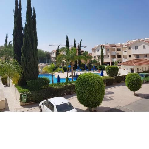Luxury One-Bedroom Apartment (communal pool)