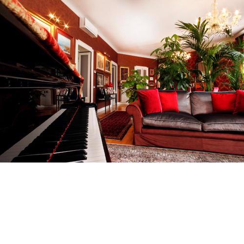 Luxury Room in Central Private Apartment one min walk from metro station