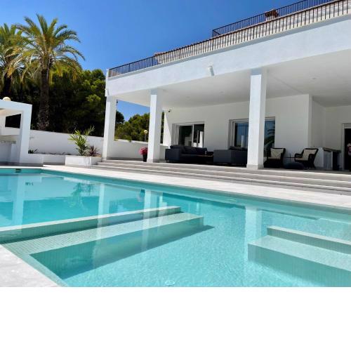 Luxury Seaside Villa with private pool in Cabo Roig