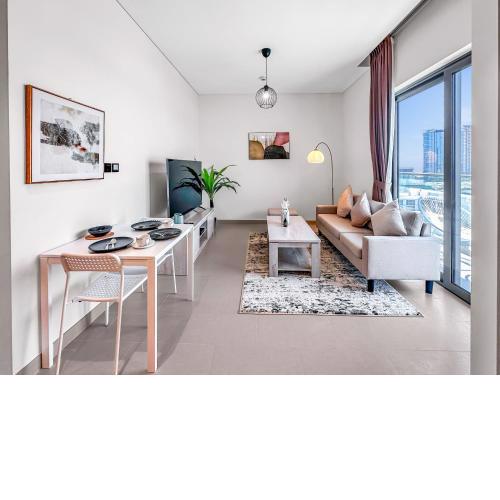 Luxury StayCation - Elegant Apartment With Balcony and Large Pool