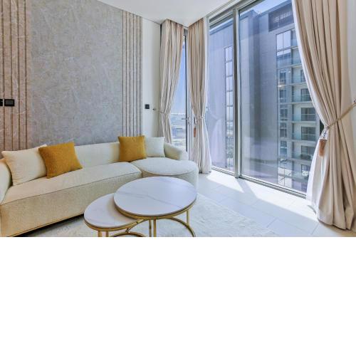 Luxury StayCation - Stylish Apartment With Balcony And City Views