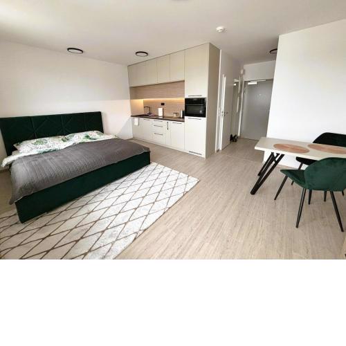 Luxury Studio - 2 min from Airport - New build