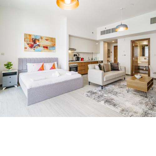 Luxury Studio with Pool View in Vibrant Community