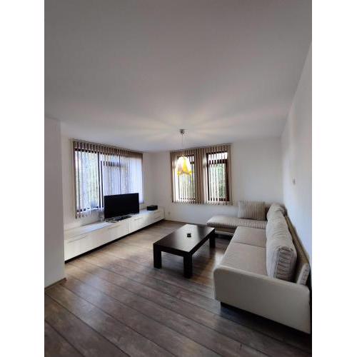 Luxury Suite - King Size Bed. Pool. Free Parking.