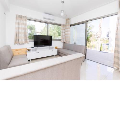 Luxury Two-Bedroom Apartment near the Sea Sel 21-2